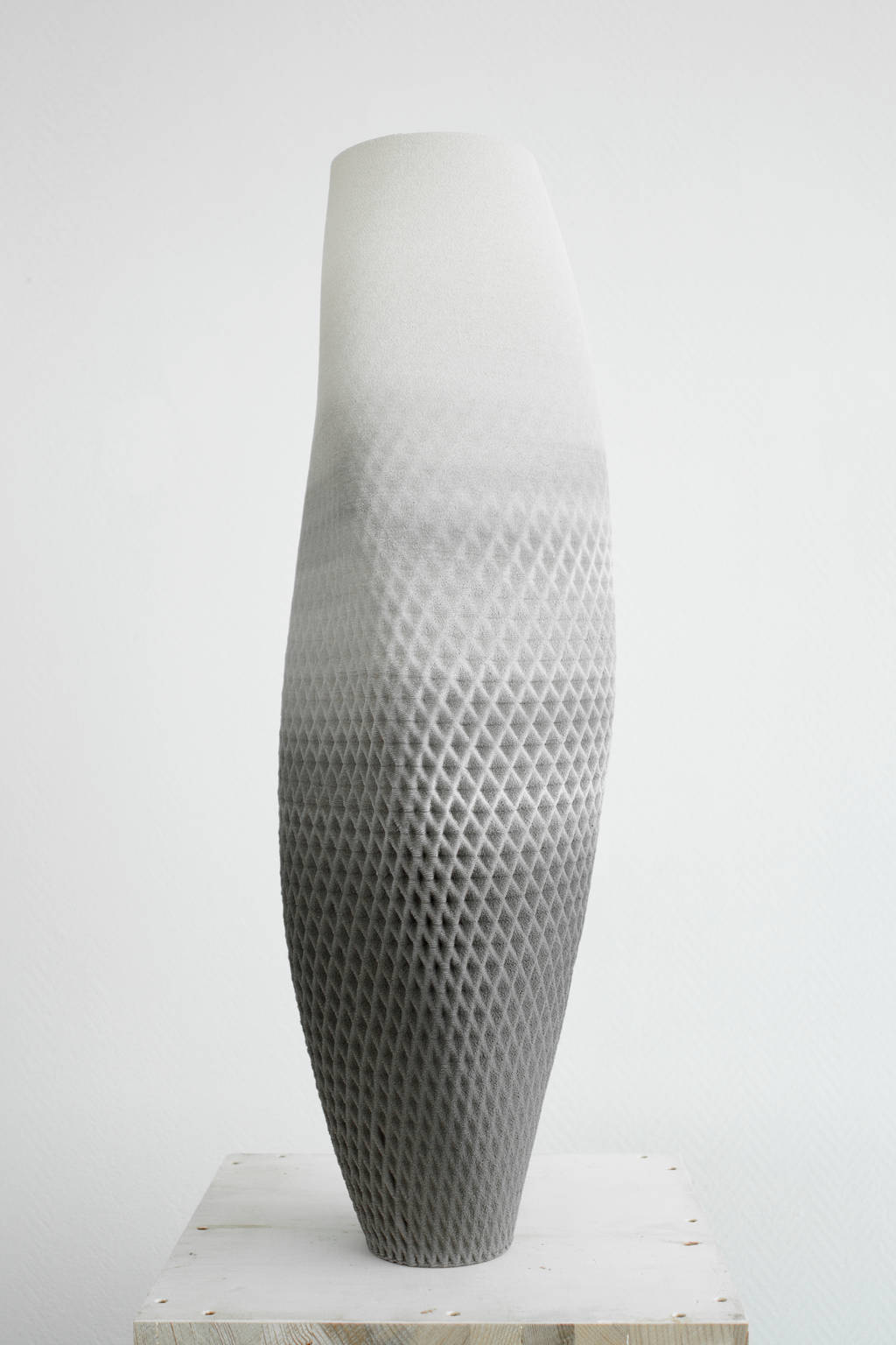 Gradient Grid vessel with a changing geometric surface